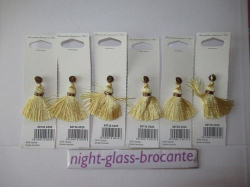 Pompons glands pin de - pin's,
